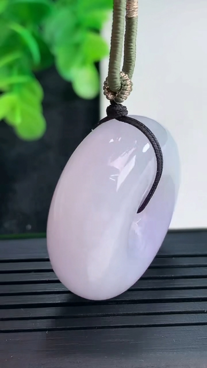 天然A货翡翠紫罗兰平安扣吊坠尺寸31.7-12.8重量:29.18g
4月16日