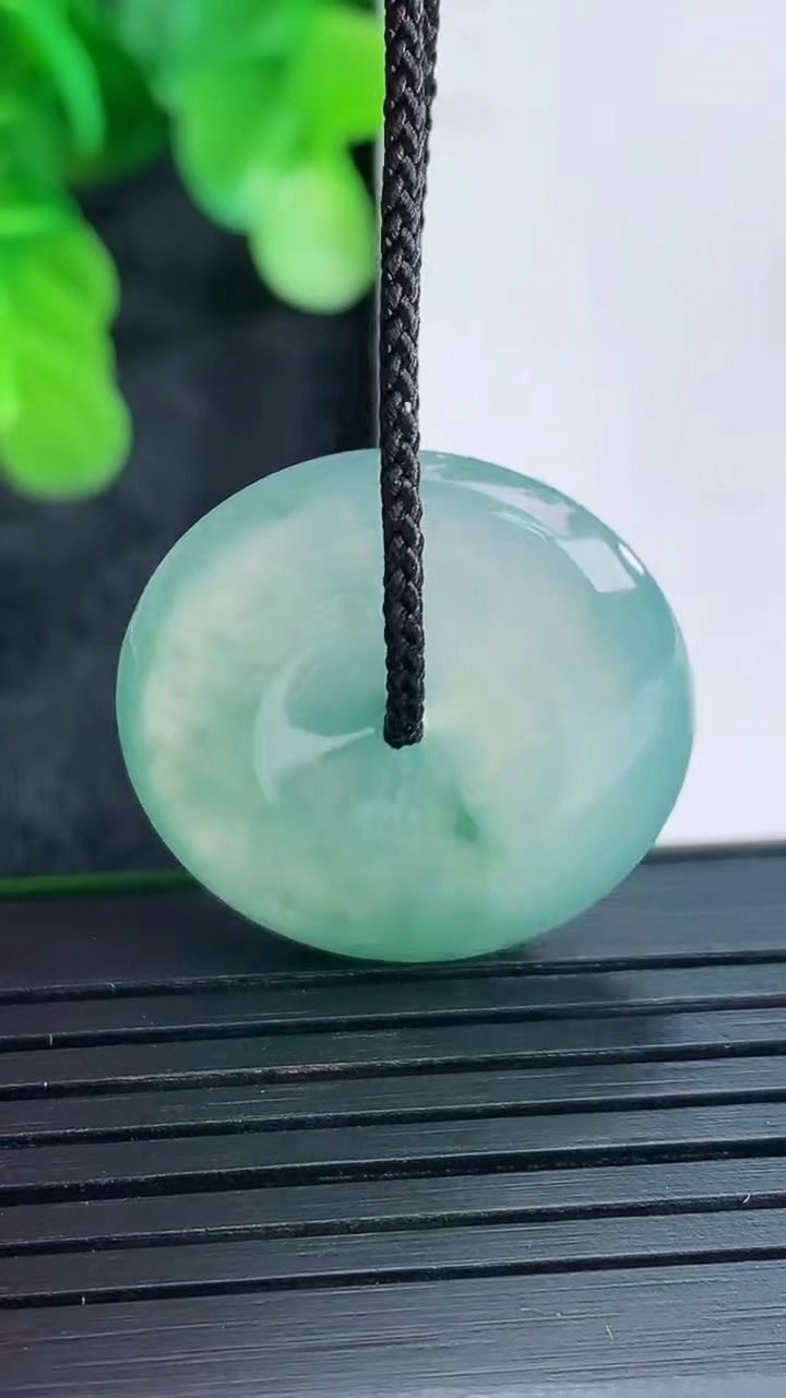 天然A货翡翠飘花平安扣吊坠尺寸23.6-5.5重量:6.46g
4月16日