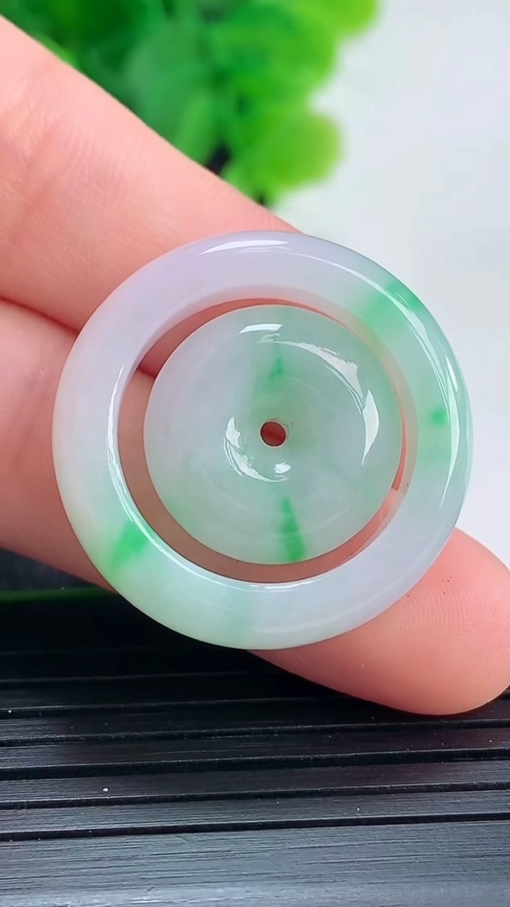 天然A货翡翠母子平安扣吊坠尺寸26.4-5.8/16.1-5.5重量:7.88g
4月16日