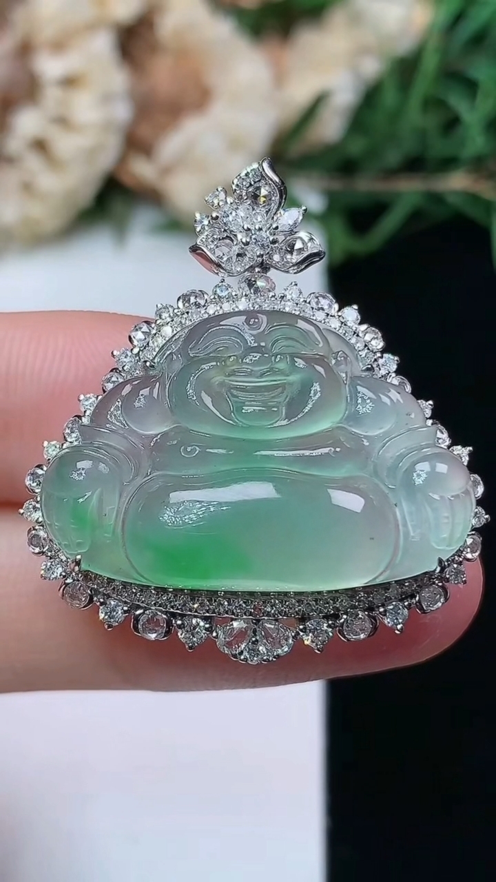 天然A货翡翠佛公吊坠，尺寸32-29-9.5，裸石17.3-26，重量:6.69g
4月16日