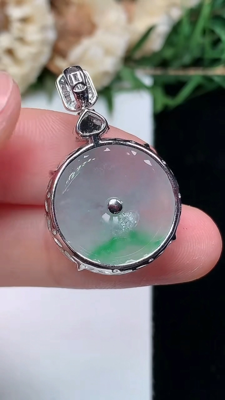 天然A货翡翠平安扣吊坠，尺寸18.4-5.5，重量:4.14g
4月16日