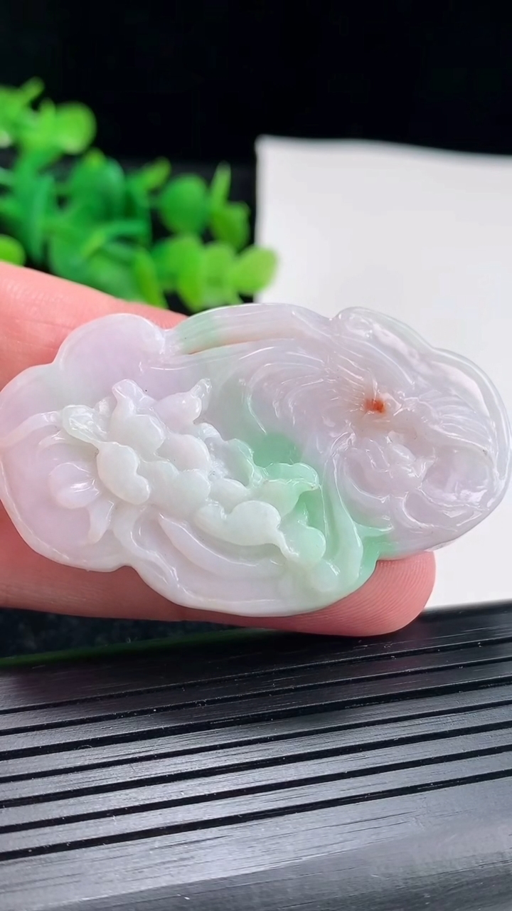 天然A货翡翠春带彩 飘绿和和美美 荷花吊坠尺寸54-32.6-6.8重量:18.74g
4月16日