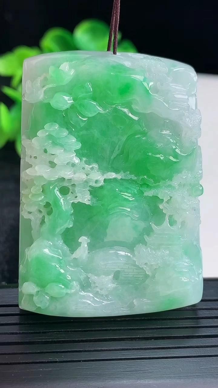 天然A货翡翠山水牌吊坠尺寸55.1-38.6-13.6重量:71.47g
4月16日