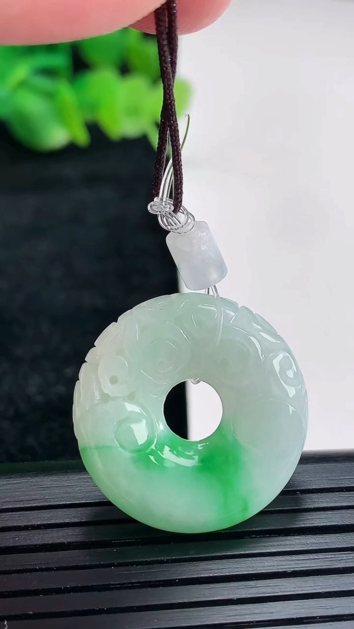 天然A货翡翠雕花平安环吊坠尺寸25-5重量:6.57g
4月16日