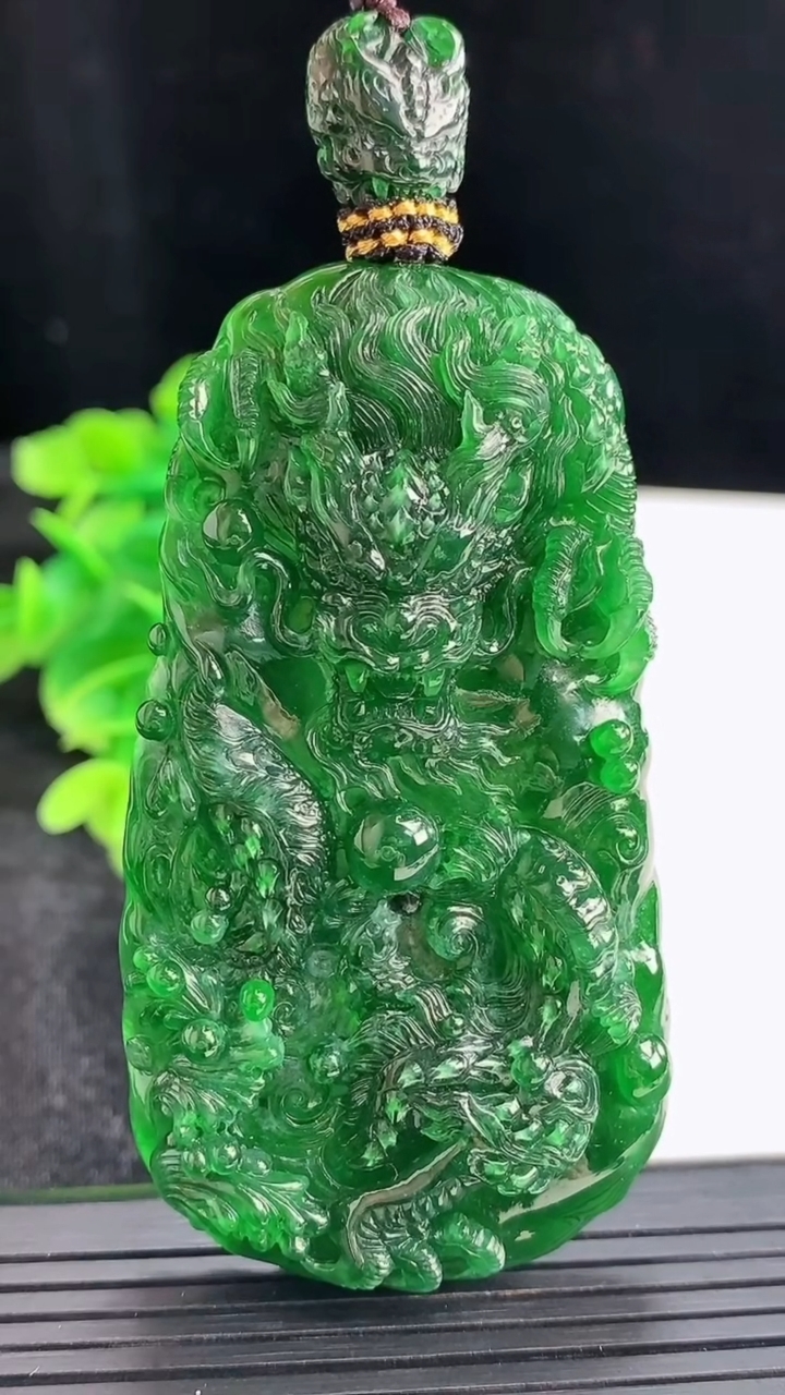 天然A货翡翠龙牌吊坠尺寸71-37.7-12.8重量:59.95g
4月16日