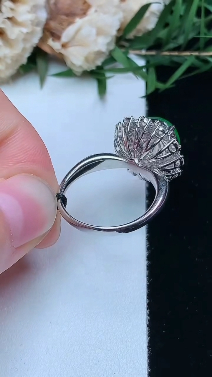 天然A货翡翠蛋面戒指，尺寸17.4-9-8.8，重量:4.45g2026年4月16日
工厂直销收藏佳品,种好水足，色泽均匀，有种有色，上手高大气！