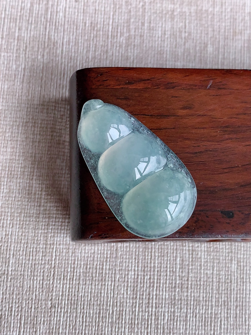 天然A货翡翠晴水四季豆福豆平安豆吊坠 
尺寸35.2-19.5-6.5mm 重量6.50g 0415