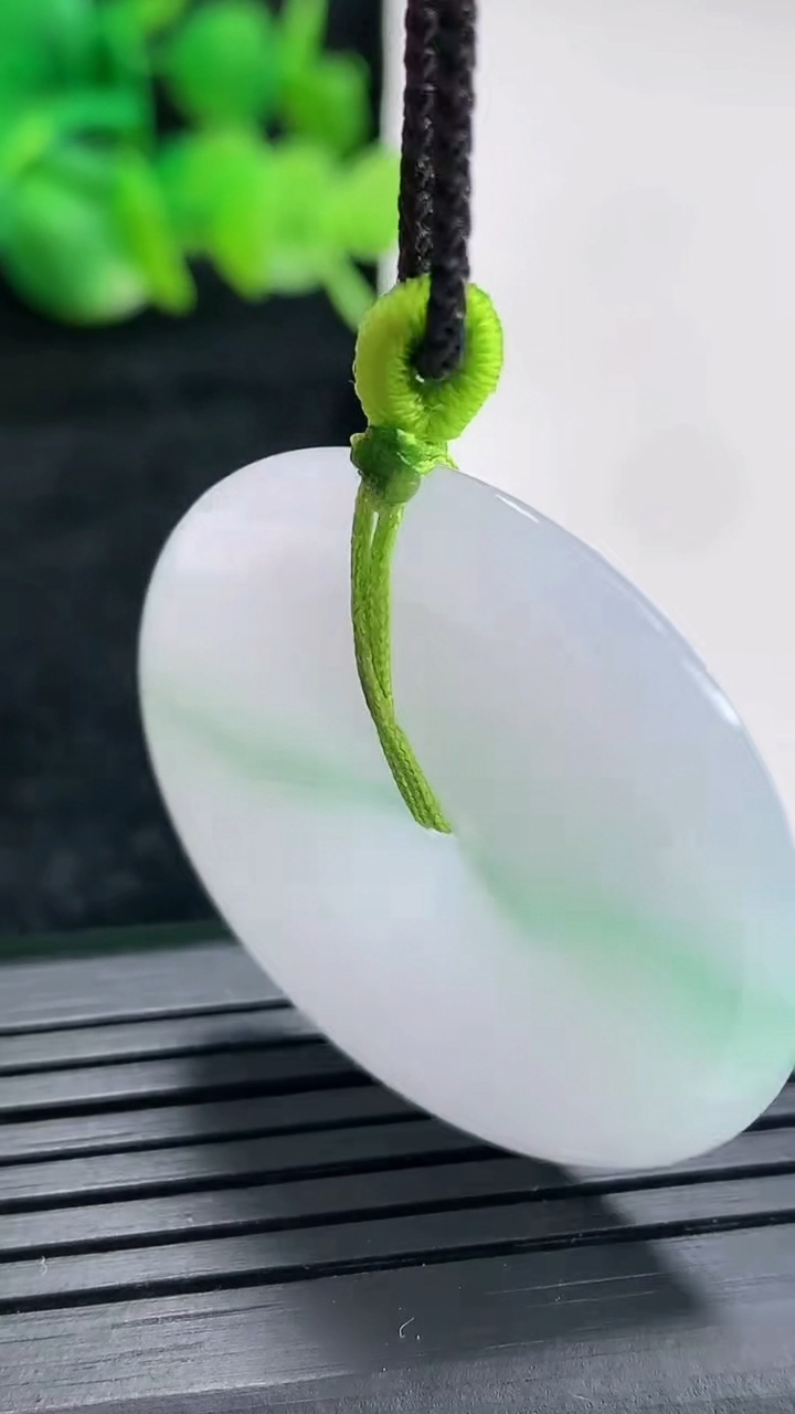 天然A货翡翠平安扣吊坠尺寸34.5-5.5重量:14.07g
4月16日