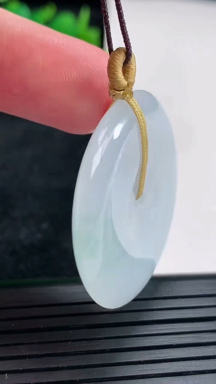 天然A货翡翠飘花平安扣吊坠尺寸37-5.5重量:17.06g
4月16日