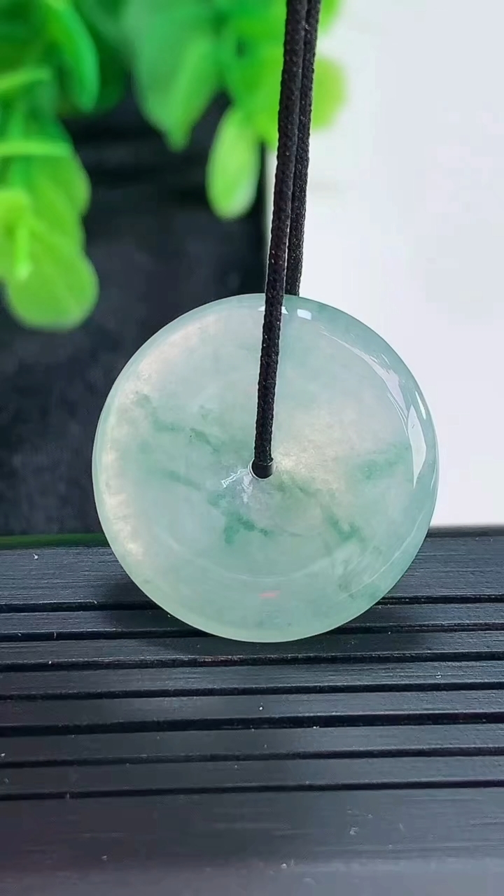 天然A货翡翠飘花平安扣吊坠尺寸22.6-3.9重量:4.65g
4月16日