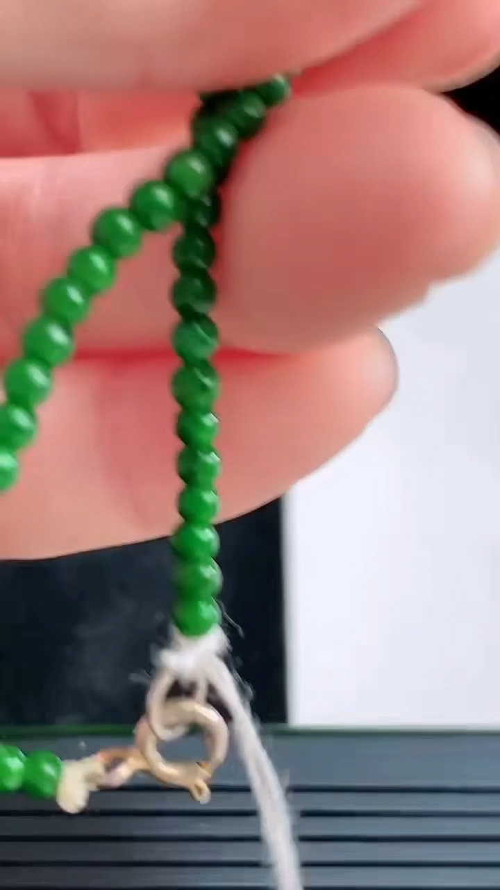 天然A货翡翠小米珠手串尺寸2.6重量:2.57g4月16日
工厂直销收藏佳品,种好水足，色泽均匀，有种有色，上手高大气！