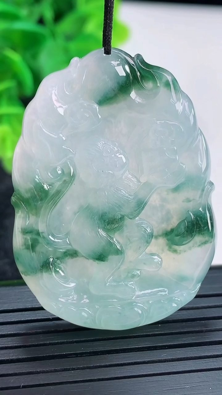 天然A货翡翠飘花生肖猴吊坠尺寸46.7-34.4-5.7重量:20.63g
4月16日