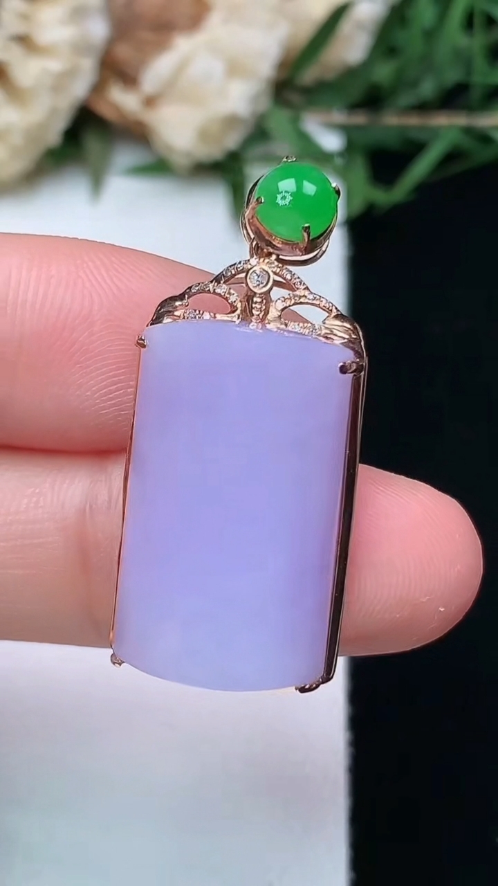 天然A货翡翠k金紫罗兰平安柱吊坠，尺寸32.3-13.8-8.5，裸石21.3-12.6，重量:4.57g
4月16日，重量:4.57g