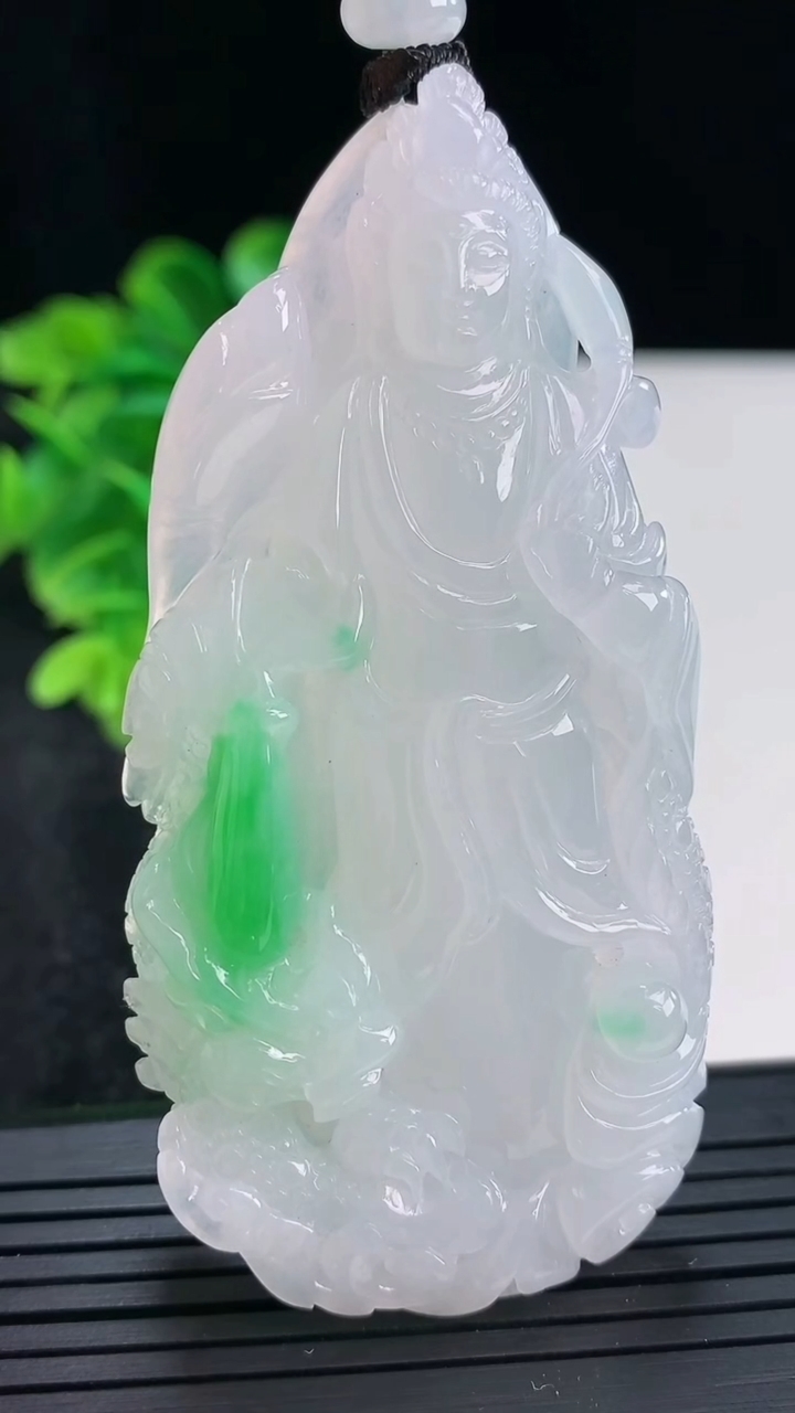 天然A货翡翠祥龙观音菩萨吊坠尺寸74.6-36.8-9.4重量:49.68g
4月16日