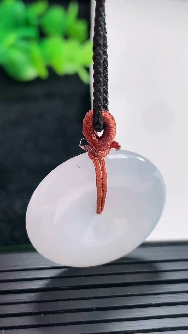 天然A货翡翠平安扣吊坠尺寸27.5-5.5重量:8.66g
4月16日