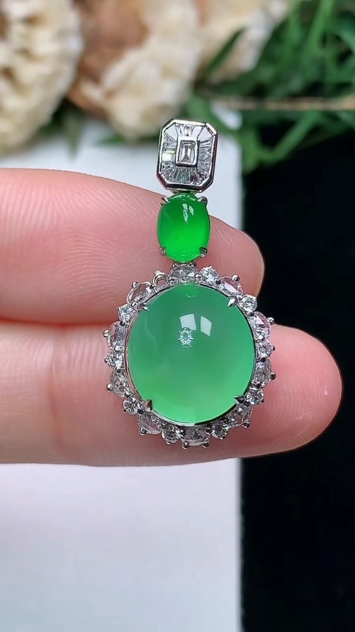 天然A货翡翠蛋面吊坠，尺寸26.5-13.9-10.2，裸石10.8-10，重量:2.85g
4月16日