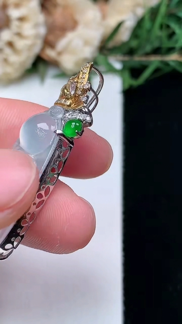 天然A货翡翠白冰福豆吊坠，尺寸30.3-14.7-7.7，重量:6.22g
4月16日