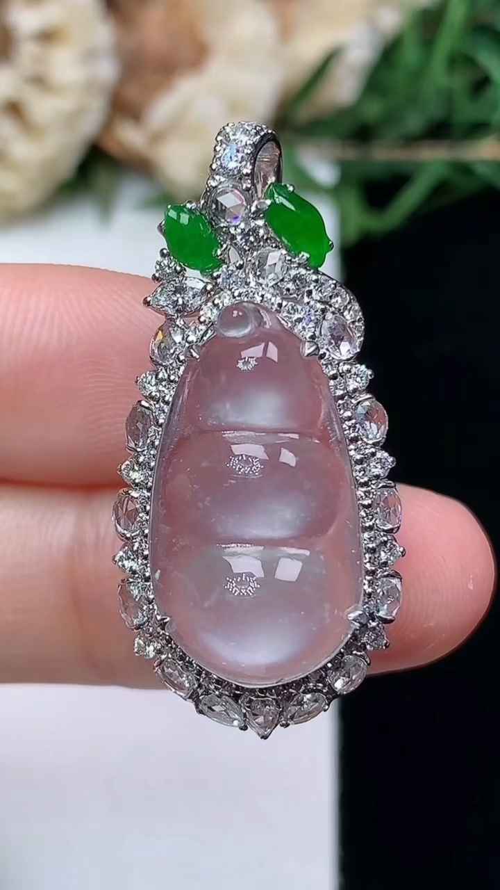 天然A货翡翠白冰福豆吊坠，尺寸34.5-16.3-11.3，裸石20.5-11.4，重量:4.15g
4月16日，重量:4.15g