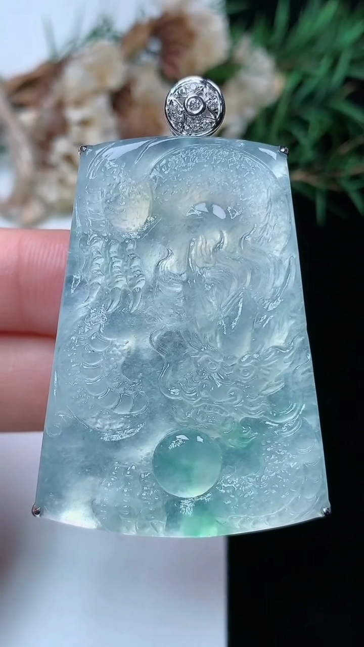 天然A货翡翠龙牌吊坠，尺寸44.3-31.7-9.6，重量:20.27g
4月16日