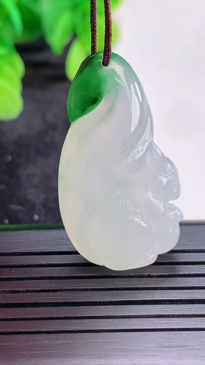 天然A货翡翠松鼠吊坠尺寸34.1-19.5-10.2重量:10.41g
4月16日