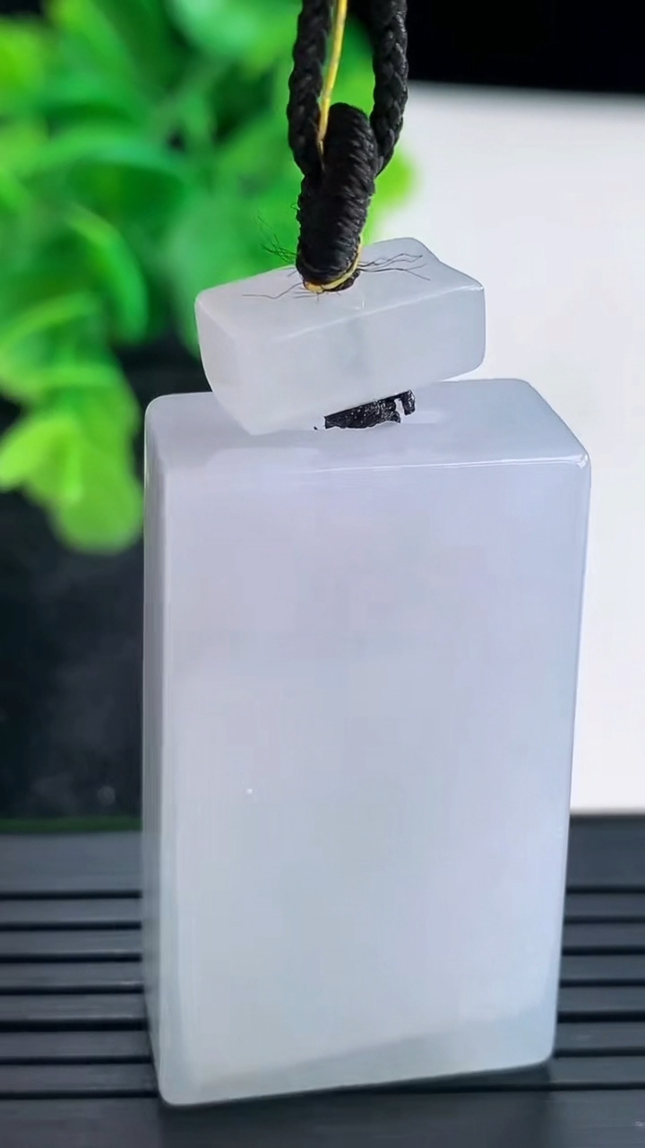 天然A货翡翠紫罗兰无事牌吊坠尺寸38.6-22.9-11.9重量:36.73g
4月16日