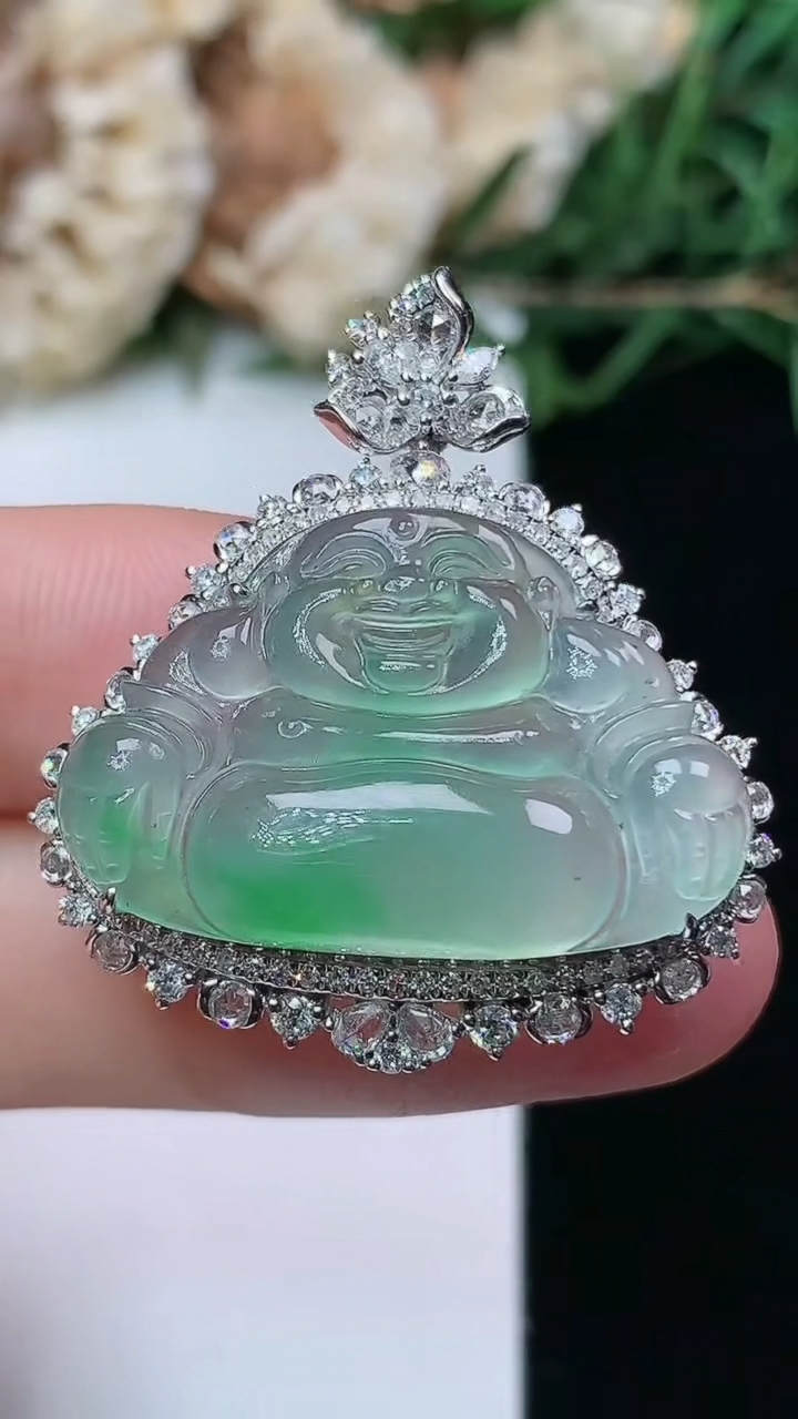 天然A货翡翠佛公吊坠，尺寸32-29-9.5，裸石17.3-26，重量:6.69g
4月16日