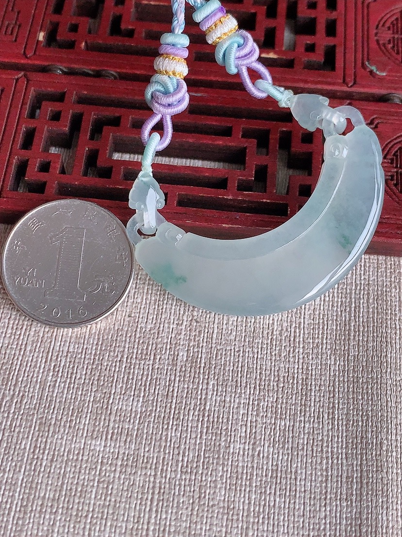 天然A货翡翠飘花玉衡吊坠 
尺寸50.8-14.8-5.6mm 重量17.96g 0415