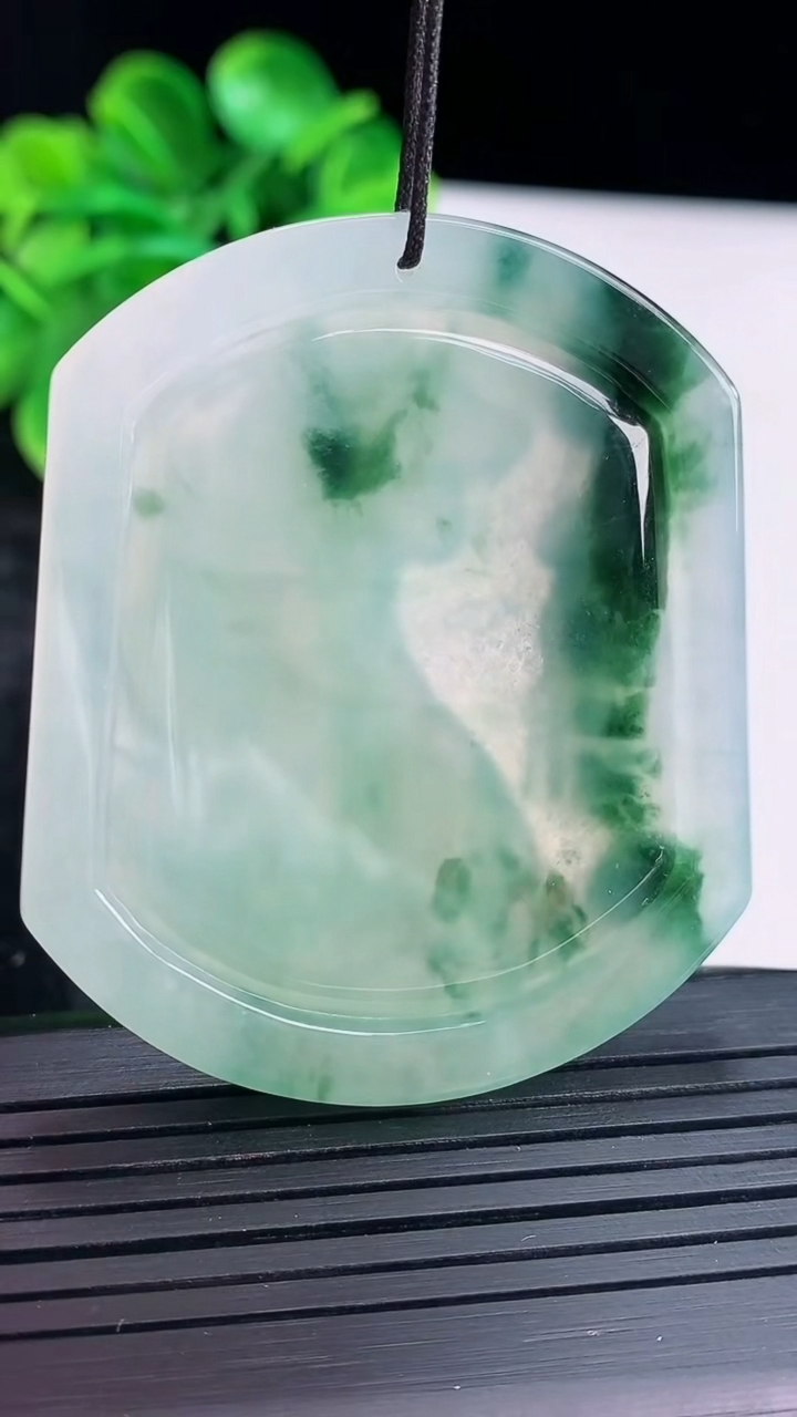 天然A货翡翠飘花生肖虎吊坠尺寸52.5-44.3-5.6重量:30.48g
4月16日