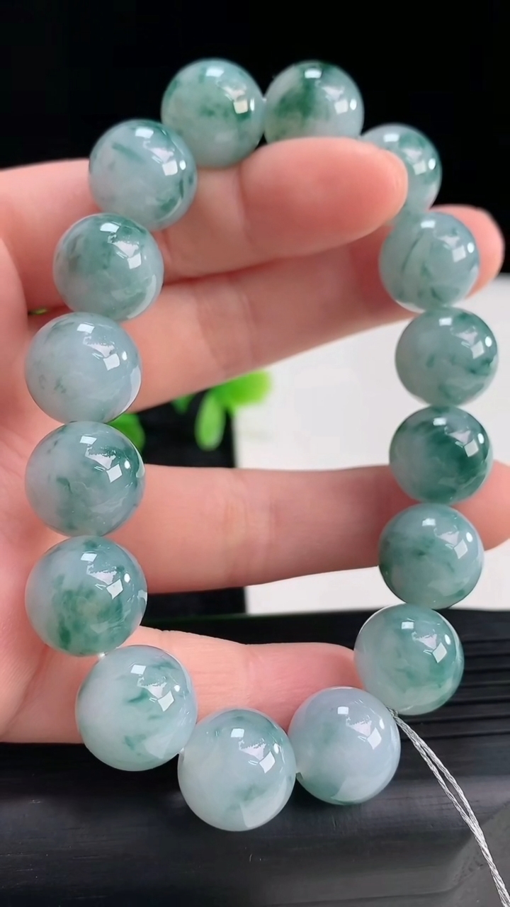 天然A货翡翠飘花圆珠手串尺寸12.5-16颗重量:56.61g4月16日
工厂直销收藏佳品,种好水足，色泽均匀，有种有色，上手高大气！