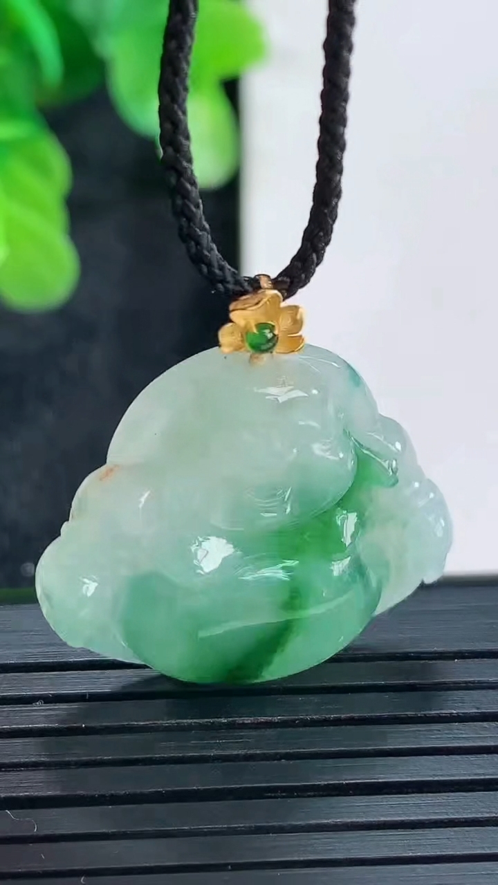 天然A货翡翠佛公吊坠尺寸28.6-29.5-5.7重量:5.41g
4月16日