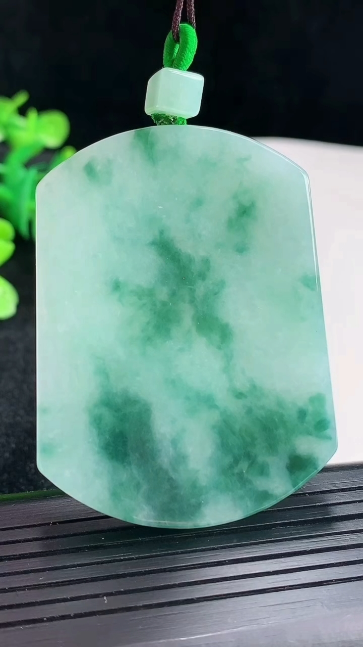 天然A货翡翠飘花无事牌吊坠尺寸55-41-5.6重量:39.94g
4月16日