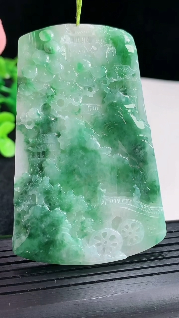 天然A货翡翠牌吊坠尺寸70.6-45.5-4.5重量:36.37g
4月16日