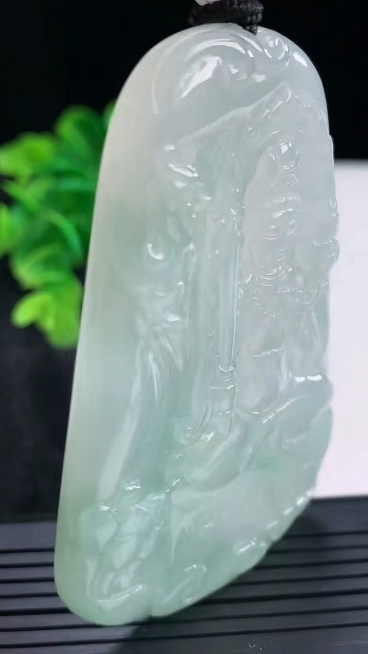 天然A货翡翠虚空藏菩萨吊坠尺寸72.5-46.1-5.9重量:48.97g
4月16日