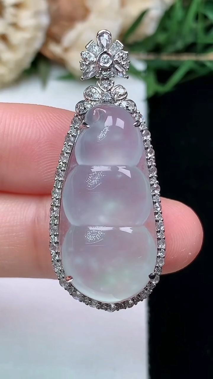 天然A货翡翠白冰福豆吊坠，尺寸38.9-16.2-10，裸石26.6-13，重量:5.85g
4月1