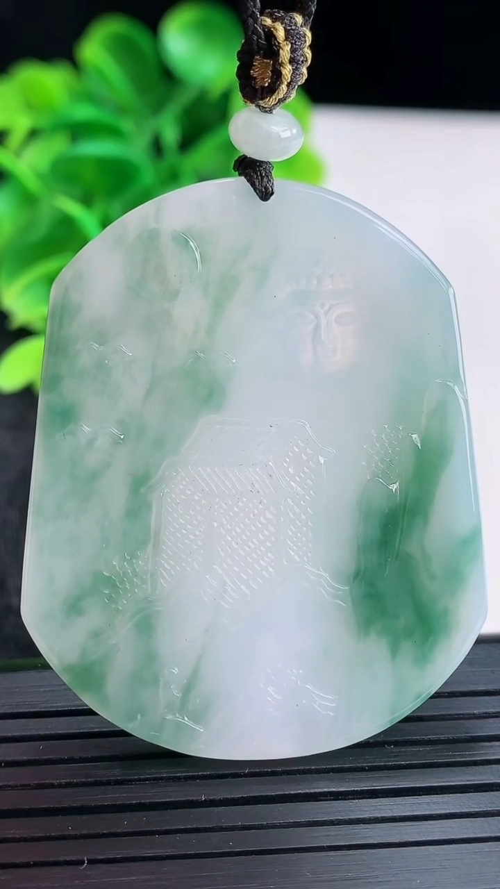 天然A货翡翠飘花山水佛头吊坠尺寸49.4-39.7-3.9重量:20.62g
4月16日