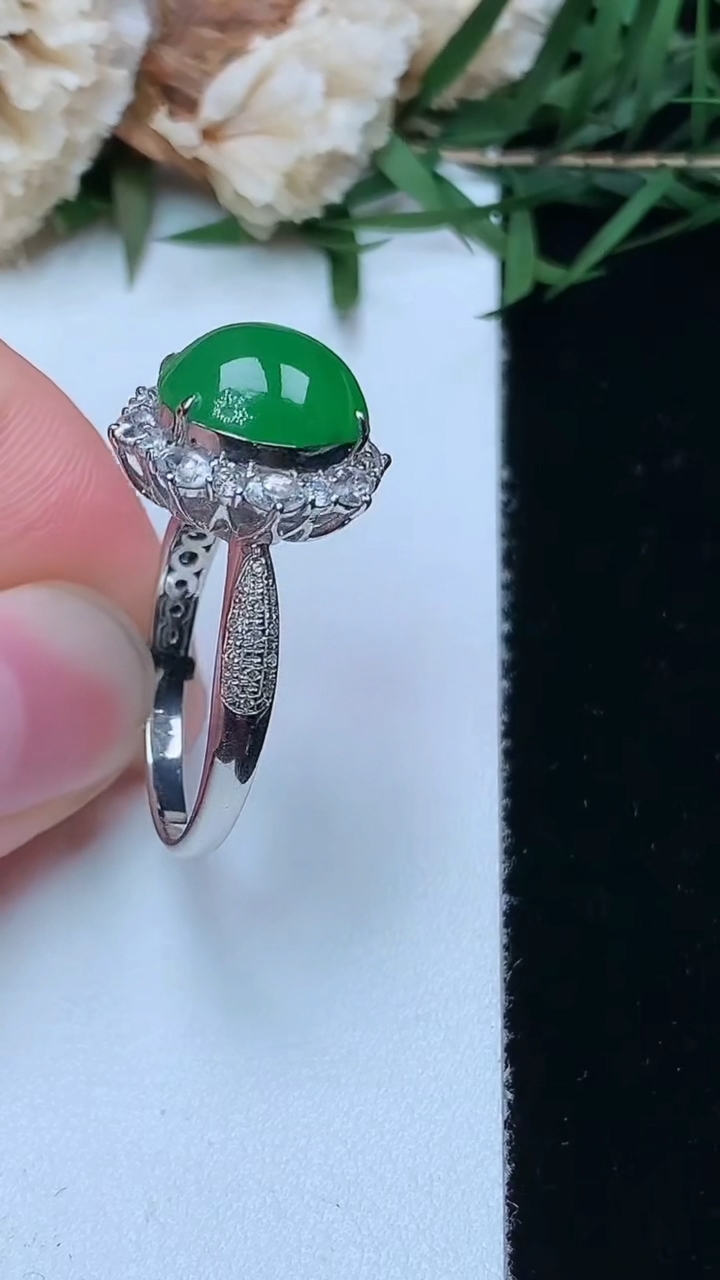 天然A货翡翠蛋面戒指，尺寸17-10.6-9.8，重量:4.48g2026年4月16日
工厂直销收藏佳品,种好水足，色泽均匀，有种有色，上手高大气！