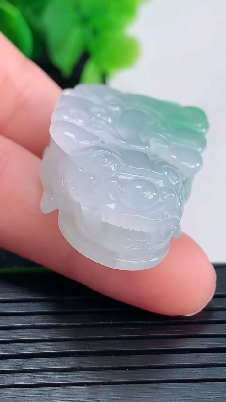 天然A货翡翠貔貅吊坠尺寸41-23.9-11.6重量:26.53g
4月16日