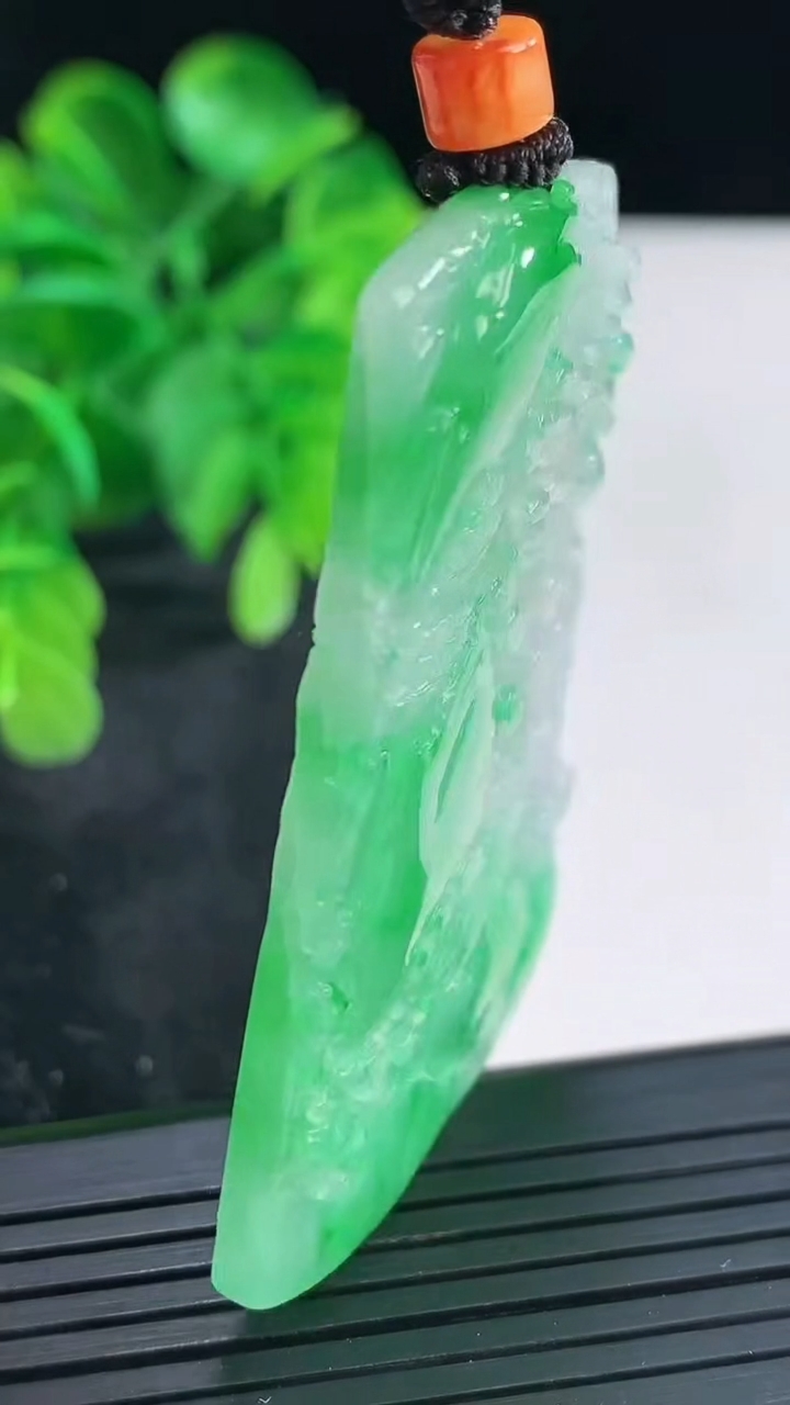 天然A货翡翠山水牌吊坠尺寸54.3-36.1-5@重量:26.53g
4月16日