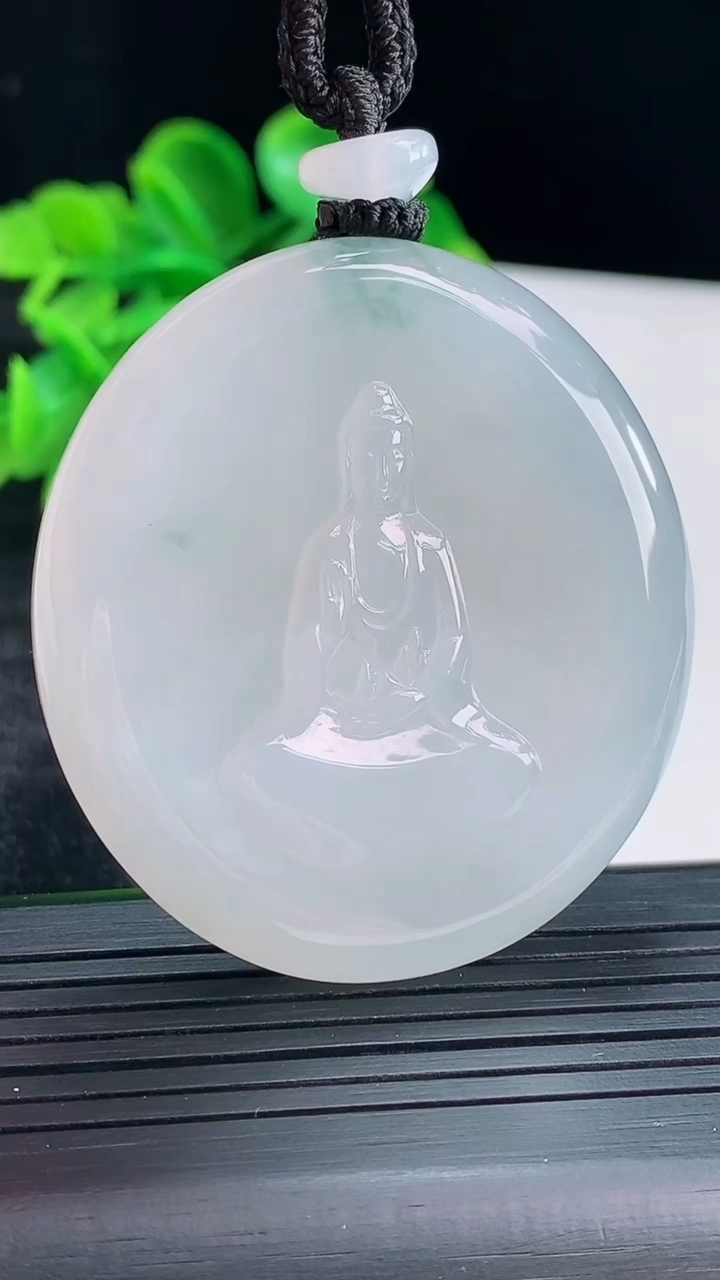 天然A货翡翠飘花观音菩萨吊坠尺寸50.3-45.7-8.3重量:49.04g
4月16日