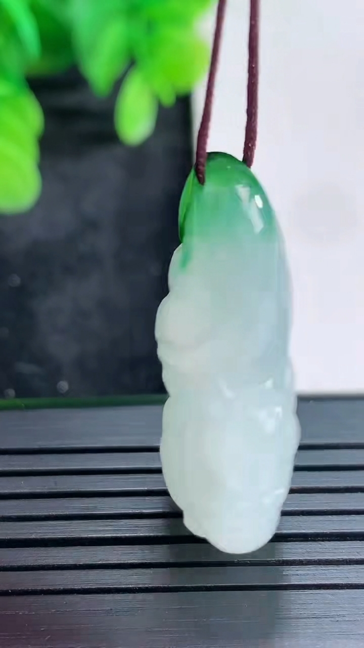 天然A货翡翠松鼠吊坠尺寸34.1-19.5-10.2重量:10.41g
4月16日