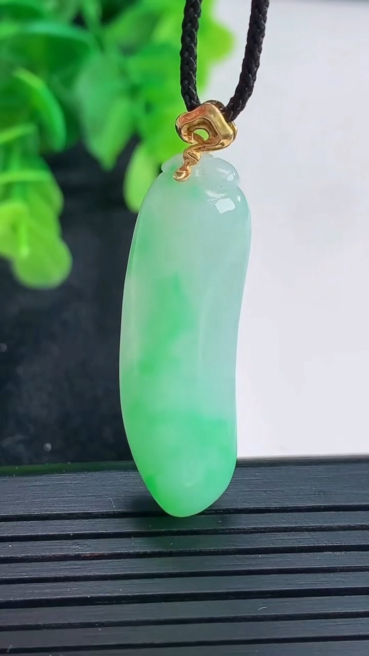 天然A货翡翠福瓜吊坠尺寸41.5-11.8-6.8重量:6.30g
4月16日