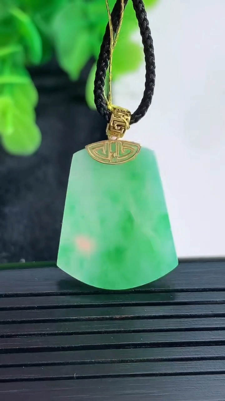 天然A货翡翠无事牌吊坠尺寸23-18.7-2.7重量:3.49g
4月16日