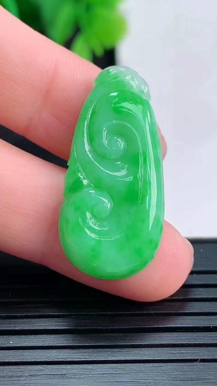 天然A货翡翠如意吊坠尺寸29.4-13.6-3.2重量:3.29g
4月16日