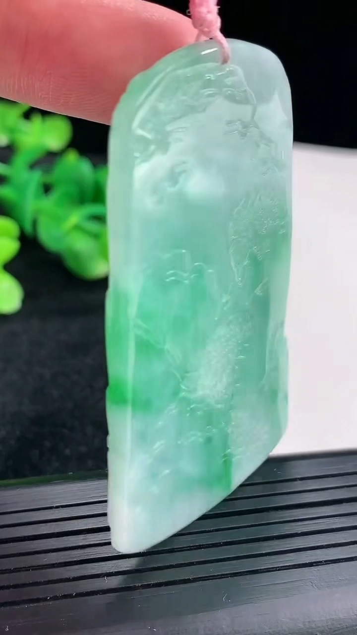 天然A货翡翠山水牌吊坠尺寸65-38-4.5重量:28.85g
4月16日