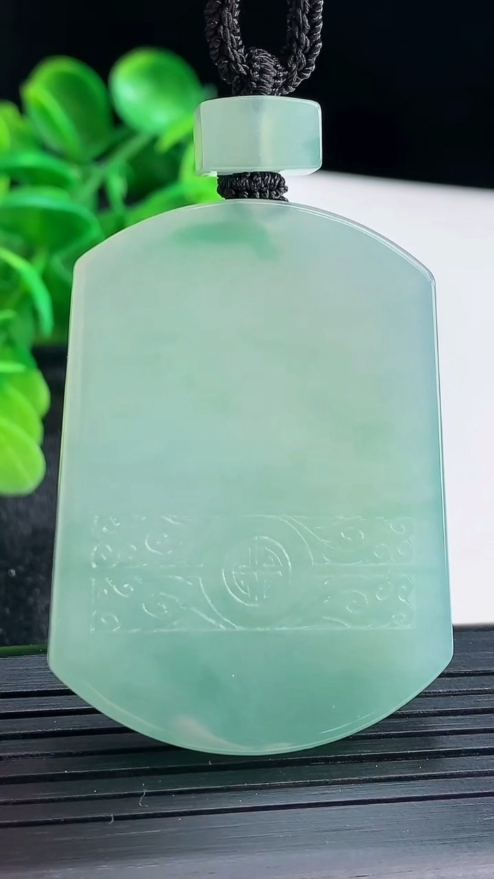 天然A货翡翠仿古无事牌吊坠尺寸50.9-37.7-5.6重量:35.51g
4月16日