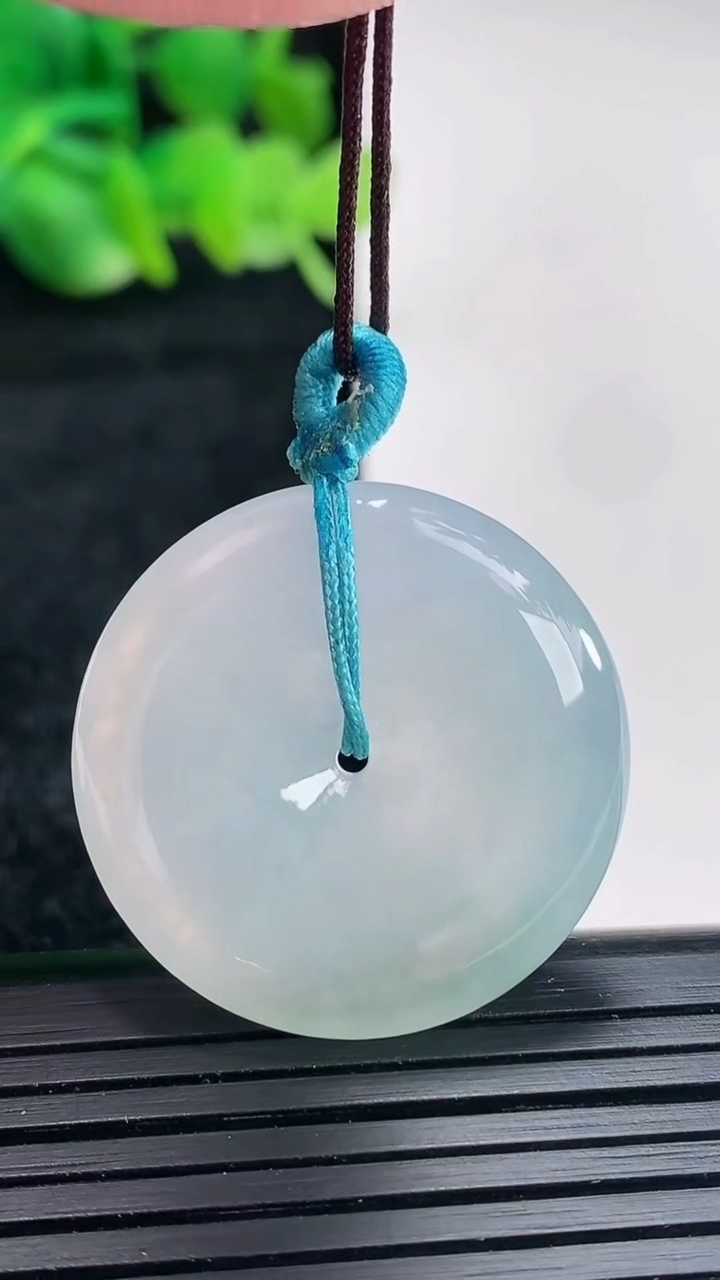 天然A货翡翠飘花平安扣吊坠尺寸28-5.6重量:10.07g
4月16日