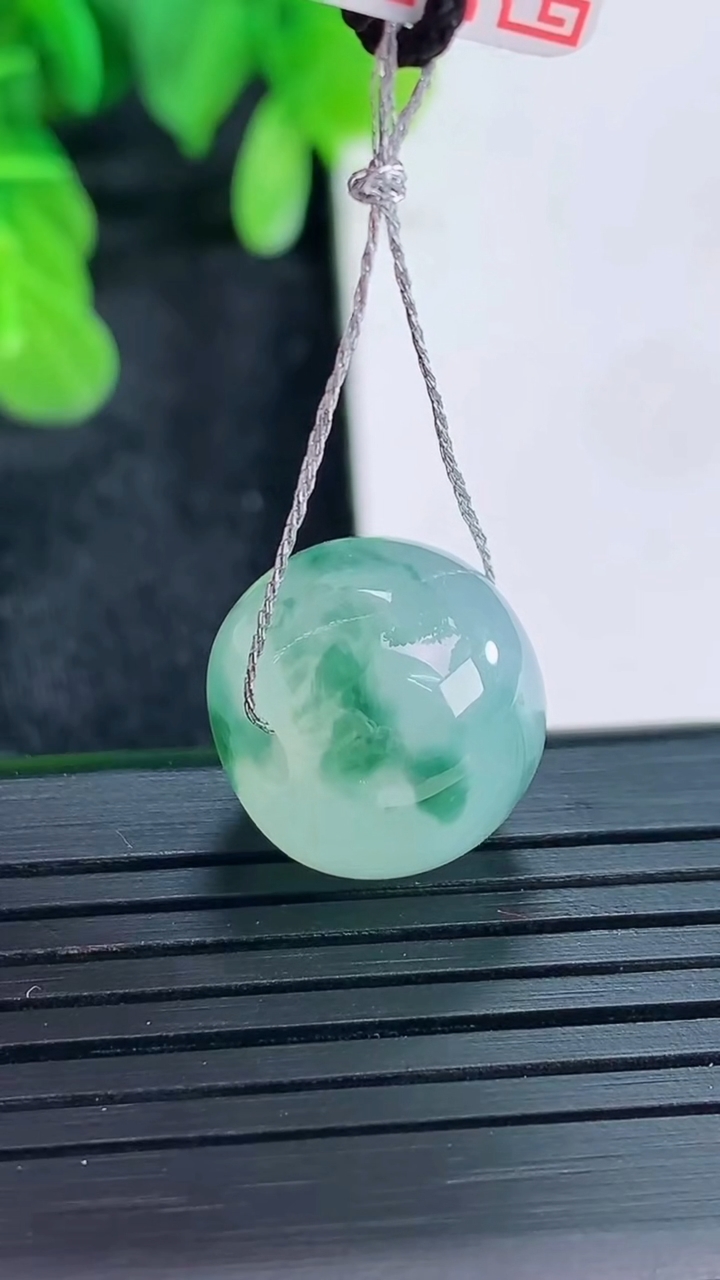 天然A货翡翠飘花路路通吊坠尺寸15.5-12.3重量:5.95g
4月16日