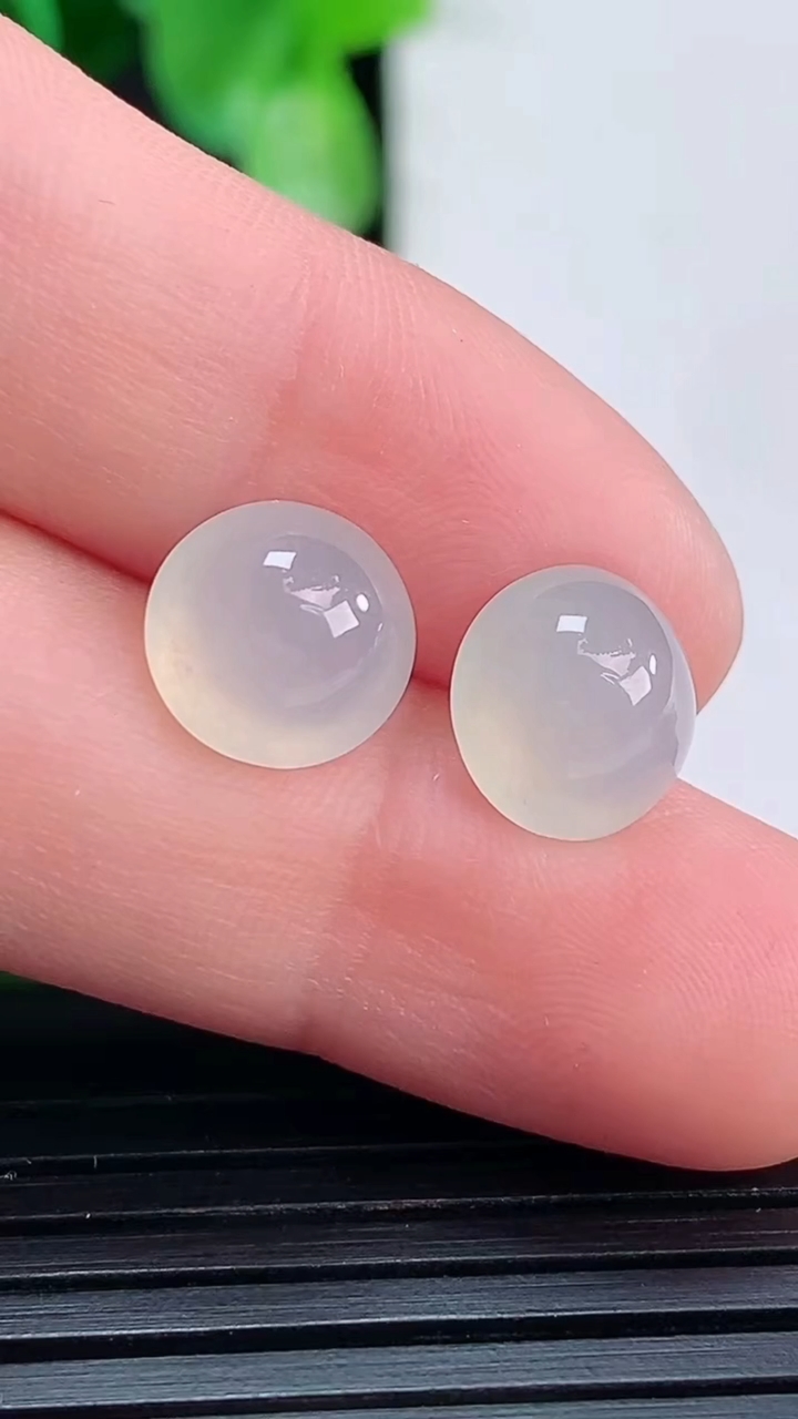 天然A货翡翠蛋面镶嵌件一对尺寸8.8-5.3重量:1.40g
4月16日