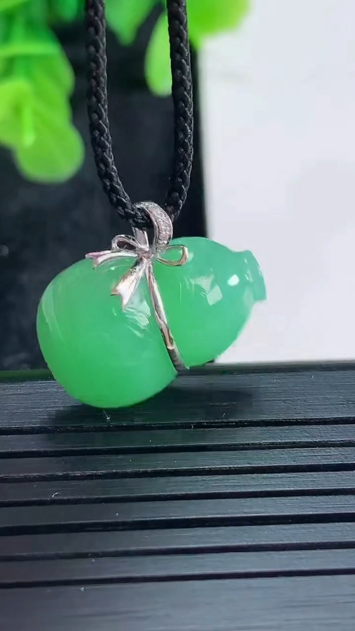 天然A货翡翠葫芦吊坠尺寸20-14.1-7.8重量:4.10g
4月16日