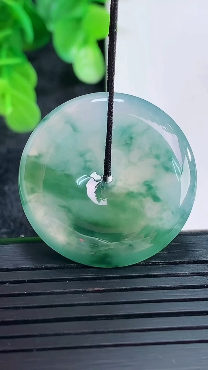 天然A货翡翠飘花平安扣吊坠尺寸29.2-5.1重量:9.49g
4月16日